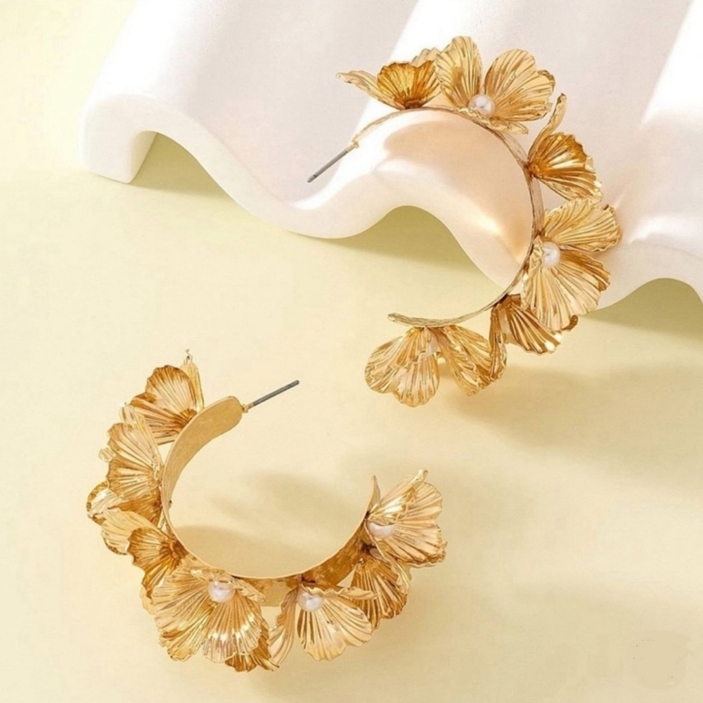 💛▪️House Of Harlow▪️1960 Gold/Pearl Flower Hoop Earrings